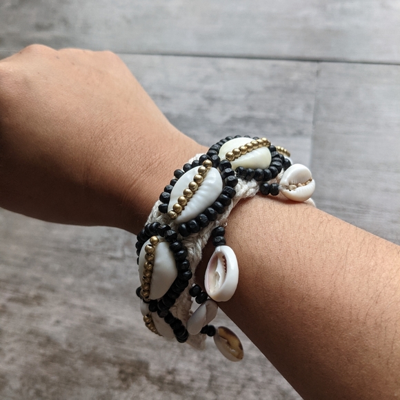 ANTHRO COCOBELLE Maldives Shell Beaded Woven Adjustable Bracelet - Picture 2 of 4